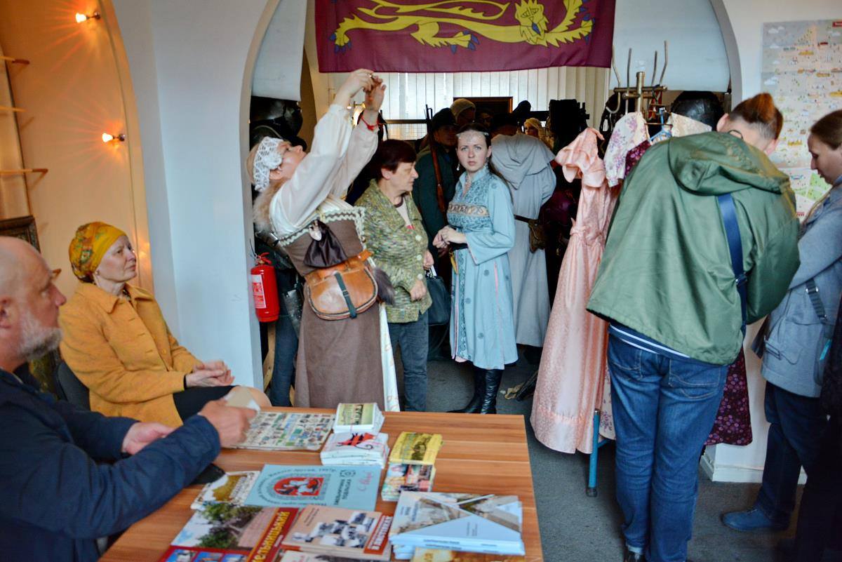 Вінтажне задоволення у вигляді історичної костюмованої вечірки — фото 34