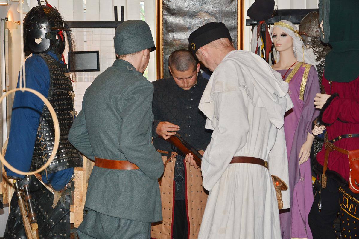 Вінтажне задоволення у вигляді історичної костюмованої вечірки — фото 36