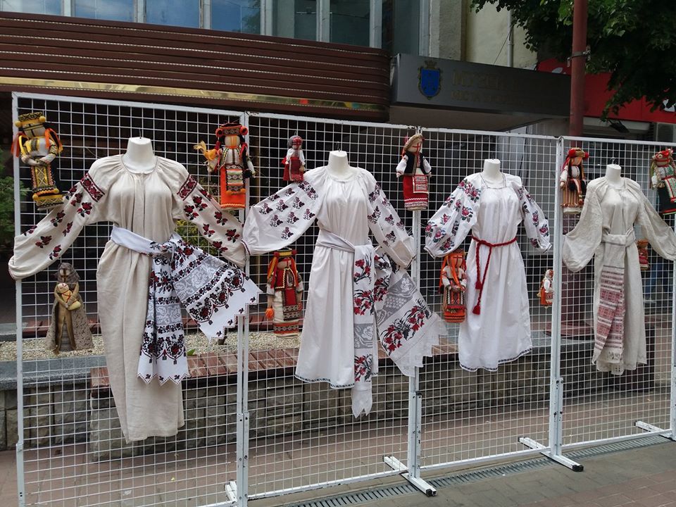 День вишиванки на Проскурівській - від музею історії міста Хмельницького — фото 1
