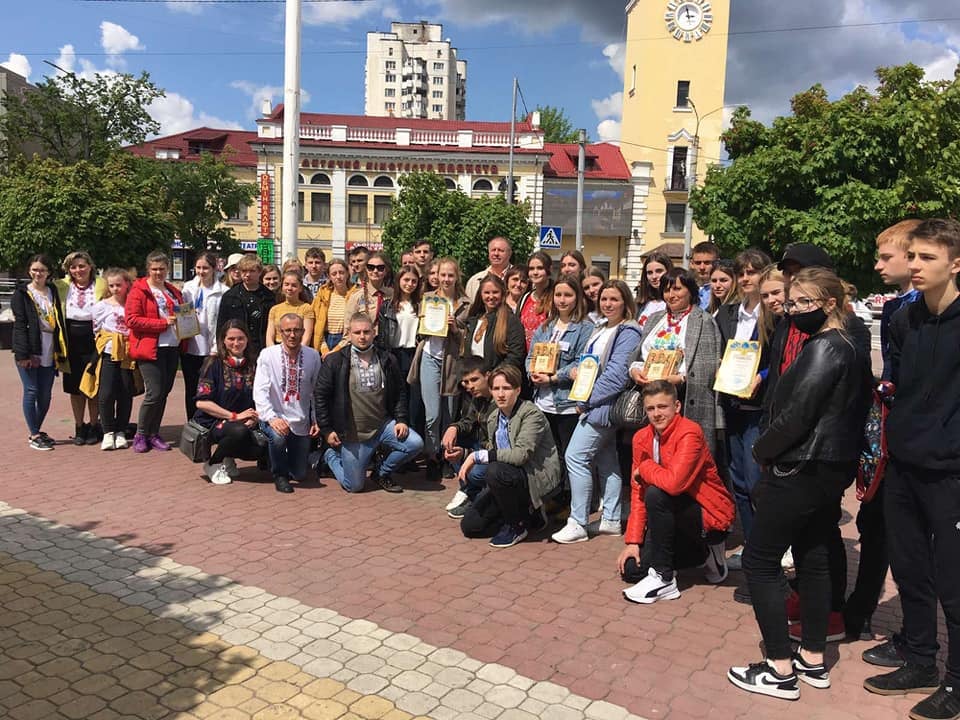 ШКОЛЯРІ МАНДРУВАЛИ СЛІДАМИ ГЕРОЇВ У ХМЕЛЬНИЦЬКОМУ — фото 12