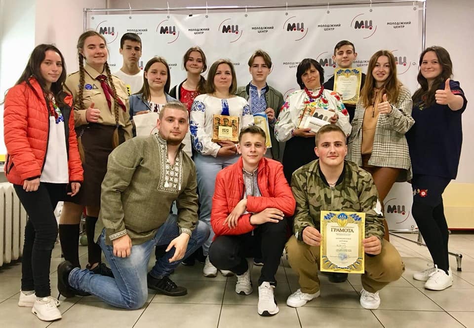 ШКОЛЯРІ МАНДРУВАЛИ СЛІДАМИ ГЕРОЇВ У ХМЕЛЬНИЦЬКОМУ — фото 11