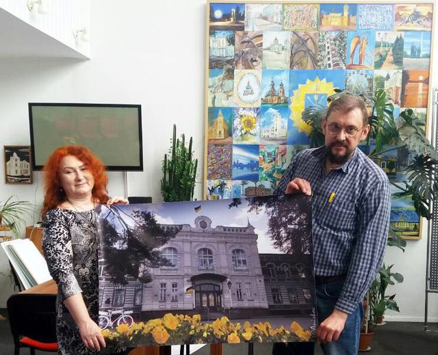 Яке ж свято без дарунків )