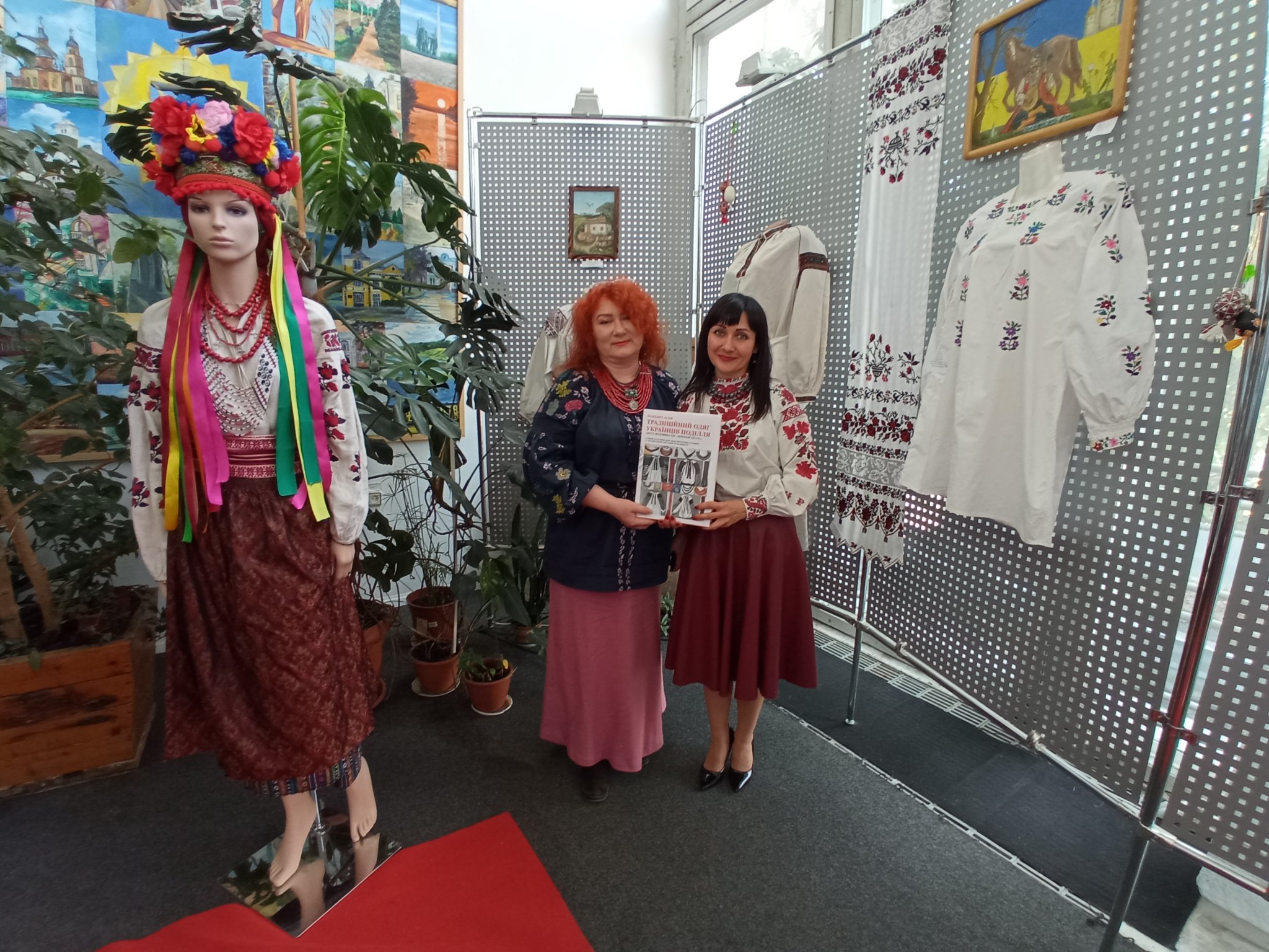 ПРО ТРАДИЦІЙНИЙ ОДЯГ УКРАЇНЦІВ ПОДІЛЛЯ – НА ВОСЬМИСТАХ СТОРІНКАХ — фото 14