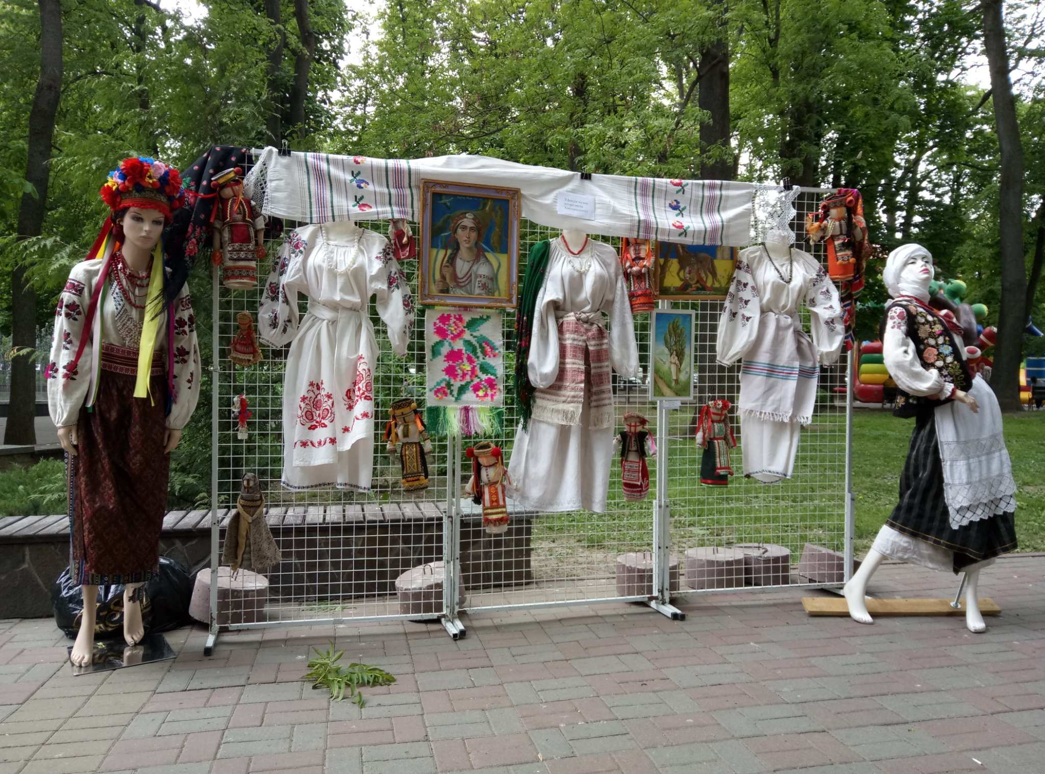 Етнографічна колекція МІМХ просто неба у День вишиванки — фото 1