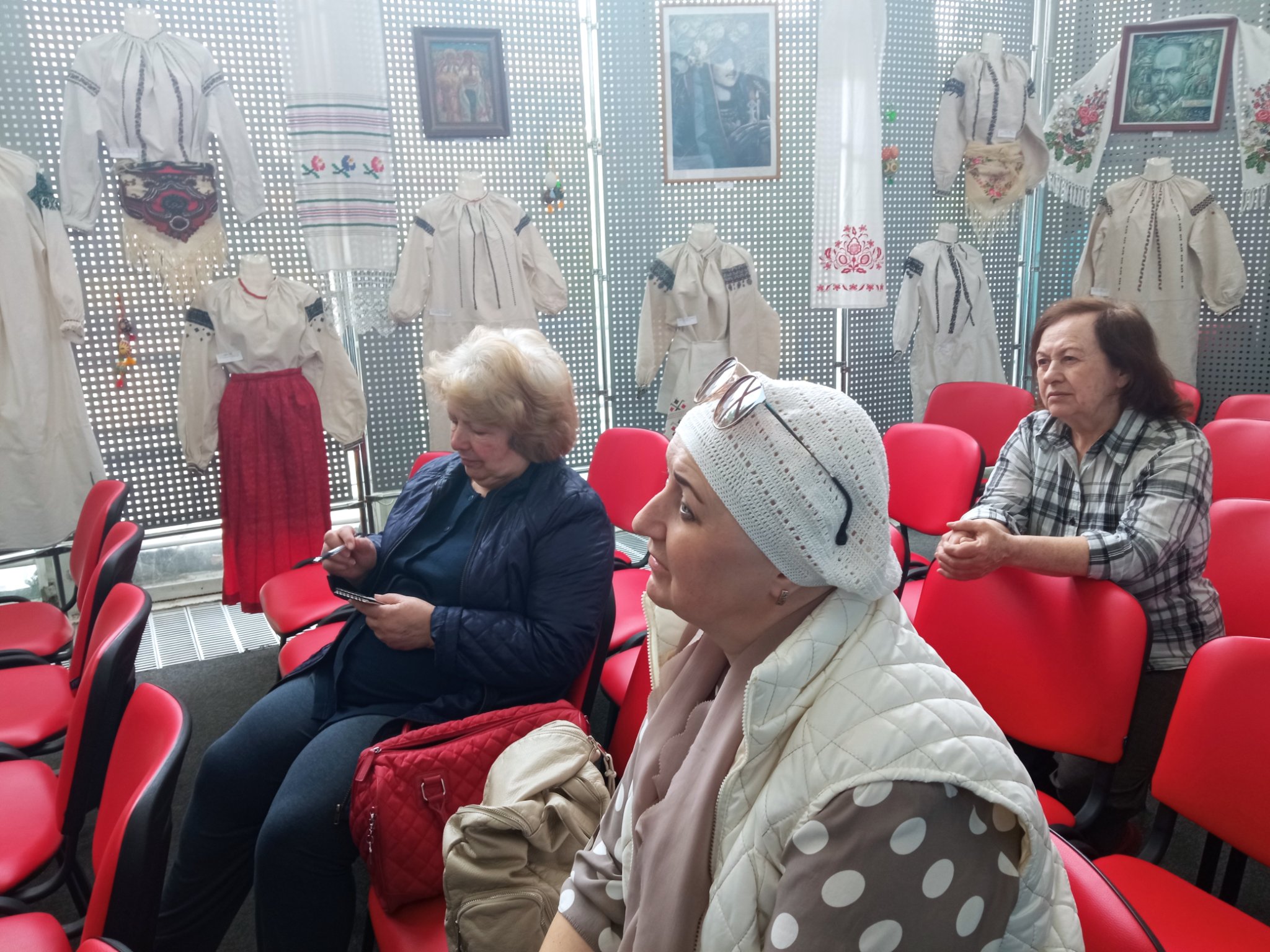ПРО ТРАДИЦІЙНИЙ ОДЯГ УКРАЇНЦІВ ПОДІЛЛЯ – НА ВОСЬМИСТАХ СТОРІНКАХ — фото 5