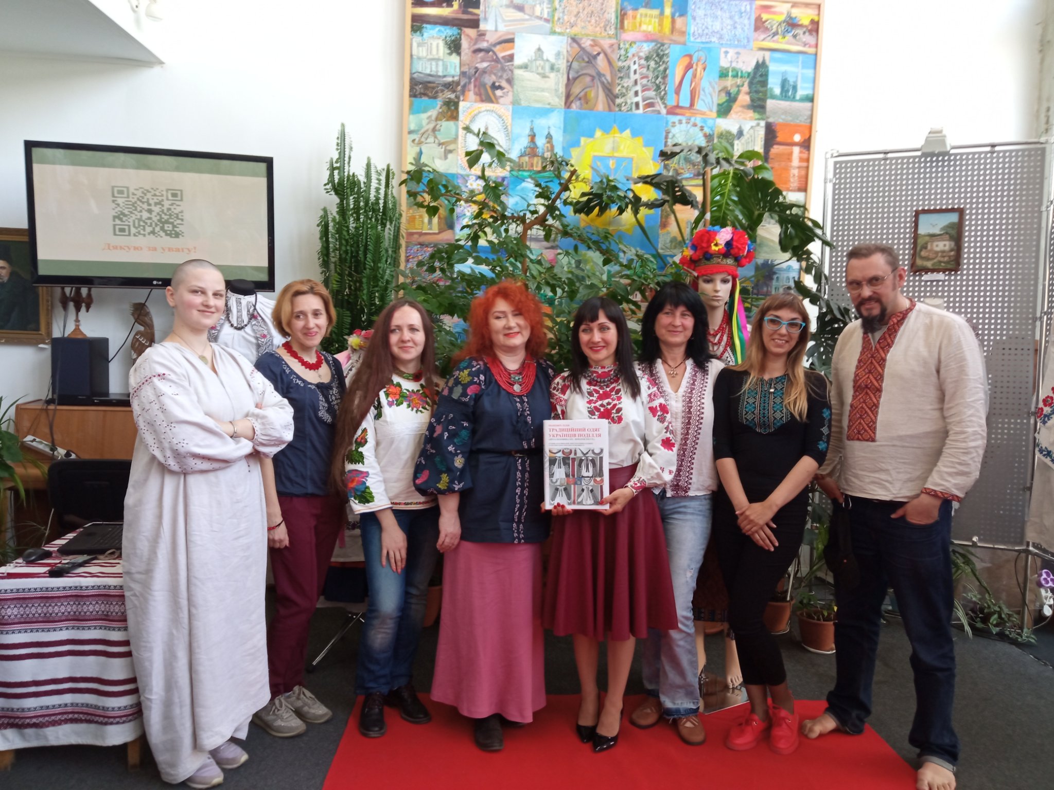 ПРО ТРАДИЦІЙНИЙ ОДЯГ УКРАЇНЦІВ ПОДІЛЛЯ – НА ВОСЬМИСТАХ СТОРІНКАХ — фото 9